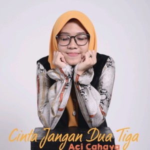 ดาวน์โหลดและฟังเพลง Cinta Jangan Dua Tiga พร้อมเนื้อเพลงจาก Aci Cahaya