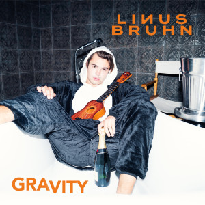ดาวน์โหลดและฟังเพลง Gravity พร้อมเนื้อเพลงจาก Linus Bruhn