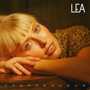 ดาวน์โหลดและฟังเพลง Treppenhaus พร้อมเนื้อเพลงจาก LEA