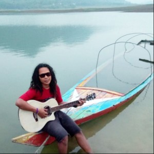 Dengarkan Tong Di Lamunan lagu dari Richard memz dengan lirik