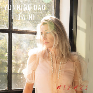 Dengarkan Zonnige Dag in Mei lagu dari Nienke dengan lirik