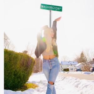 ดาวน์โหลดและฟังเพลง Washington Ave พร้อมเนื้อเพลงจาก Erin Schott