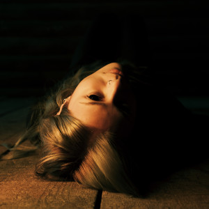 ดาวน์โหลดและฟังเพลง UGLY CRY พร้อมเนื้อเพลงจาก VICTORIA