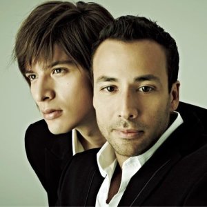 Dengarkan Worth Fighting For feat. HOWIE D lagu dari The White Male dengan lirik