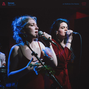 收聽Overcoats的Walk On (Audiotree Live Version)歌詞歌曲