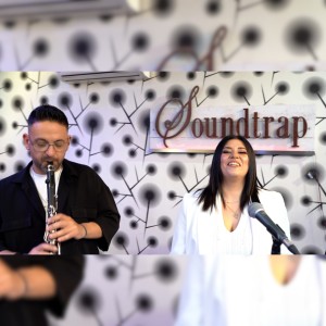 Eleftheria Xaralampous的专辑Poia Porta Ehei O Ouranos / Anthrope Min To Skeftese Ela Glenta Ligo Akoma / Sta Ksena Opou Vriskome / Pantou Iparhei Nomos / Halasia Mou (Sta Monopatia Tis Ipeirou - Medley Part 2)