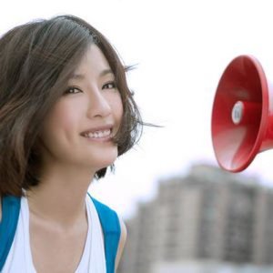 收听张婧的不是一个人歌词歌曲