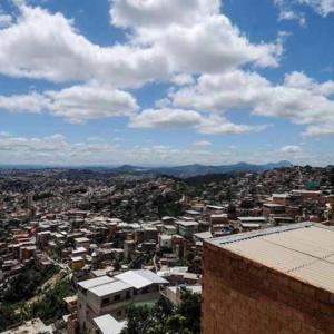 收聽DJ JUNIN DO CONCÓRDIA的BROTOU NO SERRÃO / MINA PEVERSA (Explicit)歌詞歌曲