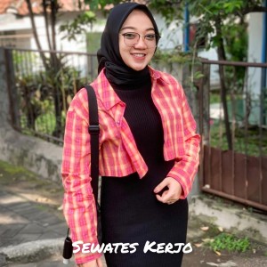 ดาวน์โหลดและฟังเพลง Sewates Kerjo พร้อมเนื้อเพลงจาก Om Adella