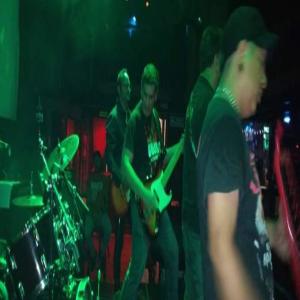 Listen to Punk sin hacer humo song with lyrics from The Garrafas