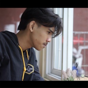 Dengarkan Nomerku Ora Ganti (其他) lagu dari Arya Galih dengan lirik