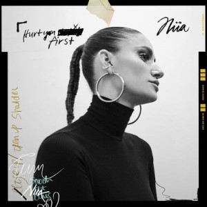 收聽Niia的Hurt You First歌詞歌曲
