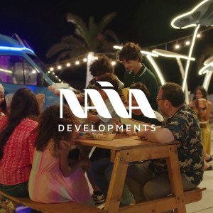 收聽Naia Developments的احنا عيله歌詞歌曲