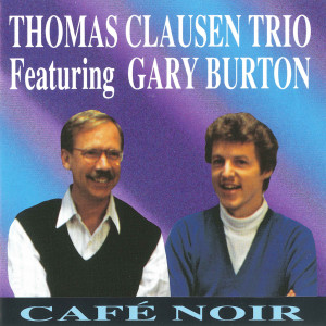 Dengarkan Café Noir (feat. Gary Burton) lagu dari Thomas Clausen Trio dengan lirik