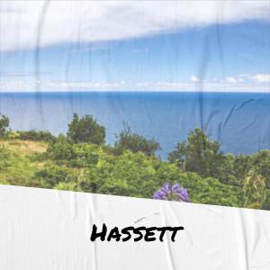 Dengarkan Hassett lagu dari Atin Mome dengan lirik