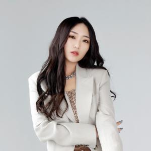 收听何洁滢的我憑什麼愛你歌词歌曲