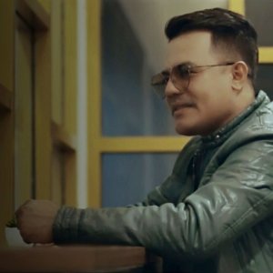 Dengarkan Terlanjur Bahagia lagu dari Beto Habibu dengan lirik