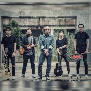 ดาวน์โหลดและฟังเพลง นั่งตรงนี้ พร้อมเนื้อเพลงจาก โล้นบอย (LoneBoy)