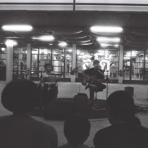 Dengarkan lagu จะรอคือคำตอบต่อให้จมหันมาก็เจอพบเธอทุกยามหลับตาน้ำตาก็ช่วยปาดสายตาไม่เคยขาดห่างหาย nyanyian ดวงดาว เดียวดาย dengan lirik