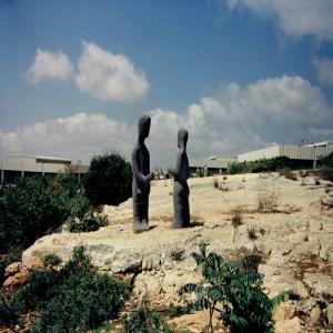 ดาวน์โหลดและฟังเพลง Hold Me Down พร้อมเนื้อเพลงจาก remember property