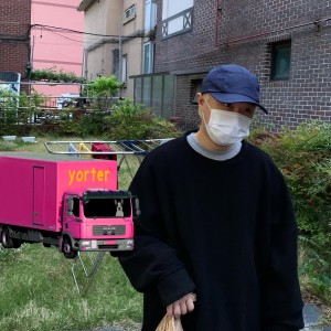Dengarkan lagu 델러가 (feat. MELOH & 파사딕) nyanyian 콸라 dengan lirik