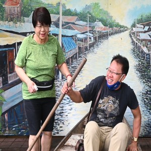 ดาวน์โหลดและฟังเพลง Mom Day พร้อมเนื้อเพลงจาก jeAjay