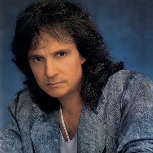收聽Roberto Carlos的Todo Mundo é Alguém (Album Version)歌詞歌曲