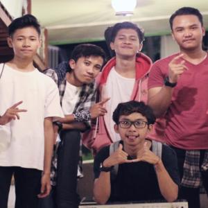 Dengarkan lagu Terdiam nyanyian Rename dengan lirik