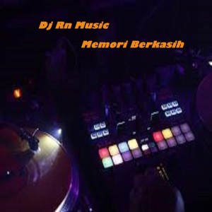Dengarkan lagu Dj Memori Berkasih nyanyian Dj Rn Music dengan lirik