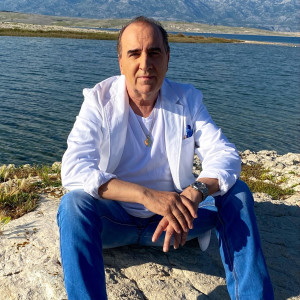 收聽Mladen Grdović的Za šaku ljubavi歌詞歌曲