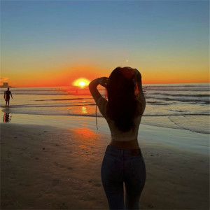 Dengarkan Summertime Sadness lagu dari 王天缘 dengan lirik