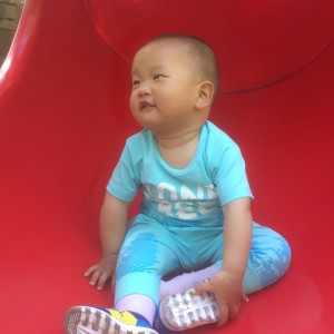 Listen to 我是一只小青蛙 (伴奏) song with lyrics from 李威