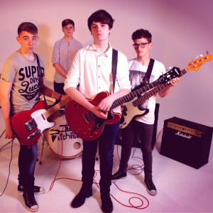 Dengarkan Headlock lagu dari The Pitchforks dengan lirik