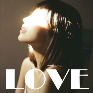 Dengarkan lagu Love nyanyian 毛省曈 dengan lirik