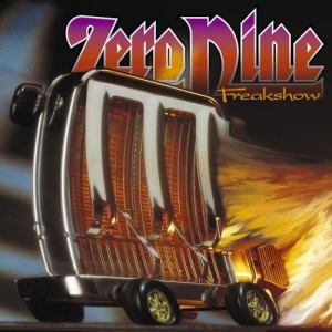 ดาวน์โหลดและฟังเพลง Freakshow พร้อมเนื้อเพลงจาก Zero Nine