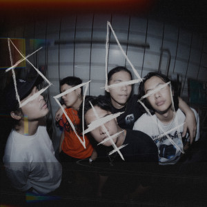 Dengarkan lagu bmTh (Explicit) nyanyian Strangers dengan lirik