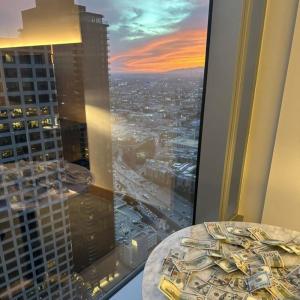 ดาวน์โหลดและฟังเพลง Calabasas (Explicit) พร้อมเนื้อเพลงจาก Peso Edison