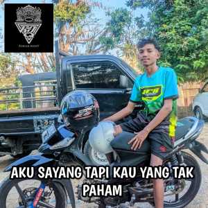 Dengarkan AKU SAYANG TAPI KAU YANG TAK PAHAM lagu dari Adrian Rocky dengan lirik
