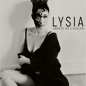 Dengarkan lagu Arrête de chialer (Explicit) nyanyian LYSIA dengan lirik