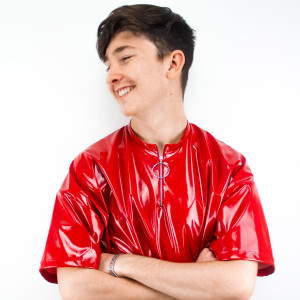 Listen to Le Monde Est Cassé song with lyrics from Thibault