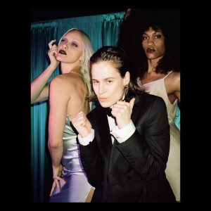 ดาวน์โหลดและฟังเพลง rien dire พร้อมเนื้อเพลงจาก Christine and the Queens