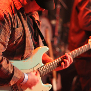 Dengarkan E Rock JamTrack (feat. Rymo & Brent Brandon) lagu dari Marty Schwartz dengan lirik