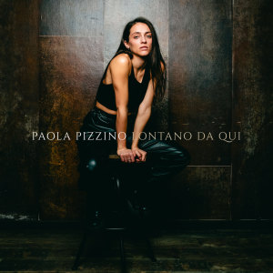 ดาวน์โหลดและฟังเพลง Sola พร้อมเนื้อเพลงจาก Paola Pizzino