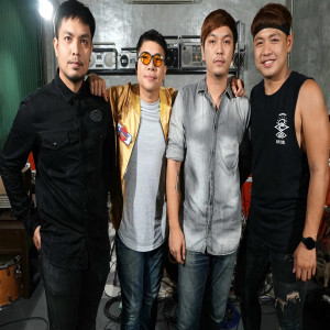 Dengarkan lagu ผิดที่ฉันรัก(เธอ) nyanyian The Deep dengan lirik