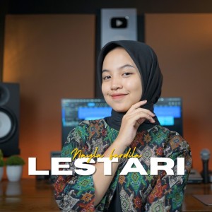 收聽Nayla Fardila的Lestari歌詞歌曲