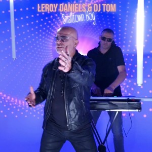 Dengarkan lagu Smalltown Boy (Extended Mix) nyanyian Leroy Daniels dengan lirik