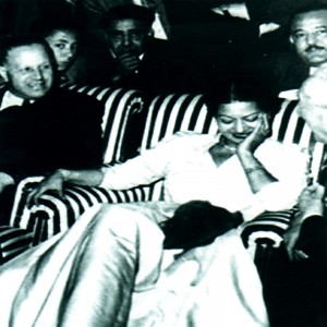 收听Oum Kalthoum的Akhadti Sutik Min Ruhi歌词歌曲