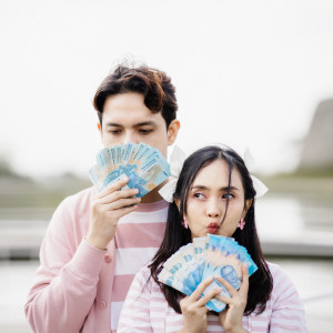 Dengarkan Mantra Uang lagu dari AVIWKILA dengan lirik