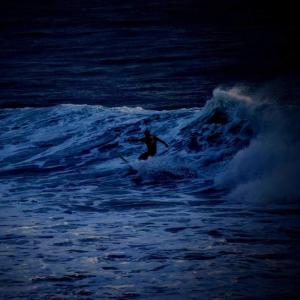 收聽Zdeněk Vilímek的Midnight Surfing (feat. Mr. Cat)歌詞歌曲