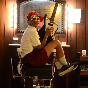 Dengarkan lagu Agus Lnternational nyanyian Ari Entah Berantah dengan lirik